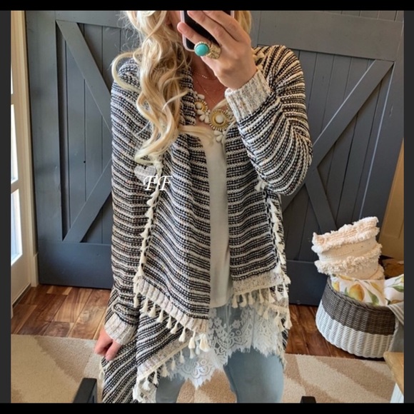 Sweaters - 🥂🎉 HOST PICK FRINGE BLANKET SWEATER🥂🎉